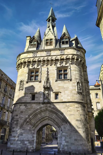 Вертикальный Снимок Фасада Ворот Кайо Бордо Франция Против Яркого Голубого — стоковое фото