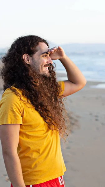 해변에서 곱슬머리의 남자의 — 스톡 사진