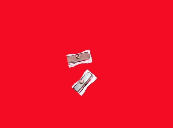 Kırmızı Arkaplanda Metal Keskinleştiricilerinin Üst Görüntüsü — Stok fotoğraf
