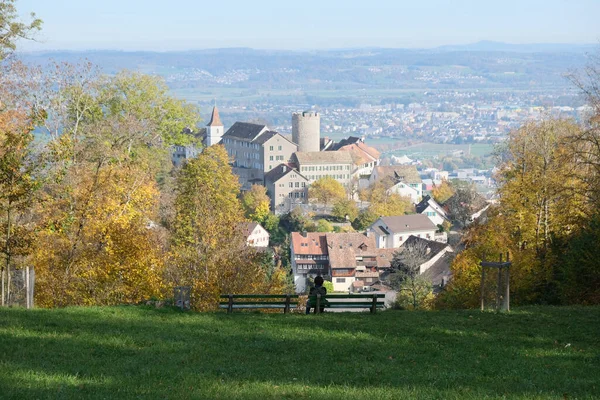 Paysage Femme Assise Sur Banc Surplombant Ville — Photo