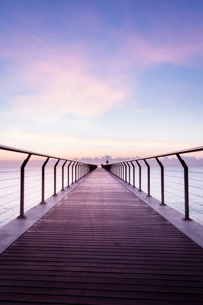 Vista Alba Sulla Strada Senza Fine Sulla Passerella — Foto Stock