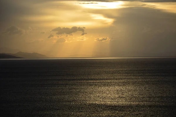 Los Rayos Del Sol Tarde Brillando Sobre Océano — Foto de Stock