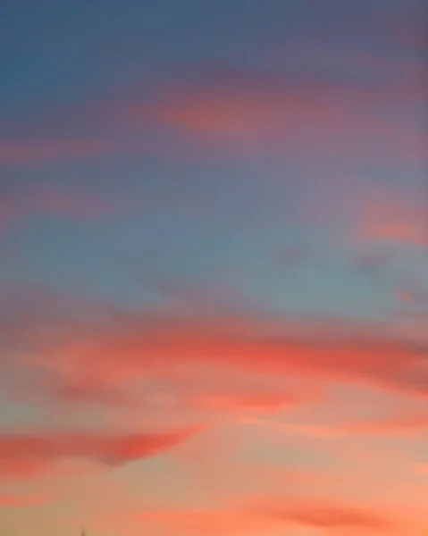 一个惊人的垂直拍摄粉红色的云彩在晚上 — 图库照片