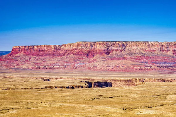 图为著名的弗尔米隆悬崖 它是亚利桑那州北部很远的地质特征 也是中间距离的大理石峡谷 — 图库照片