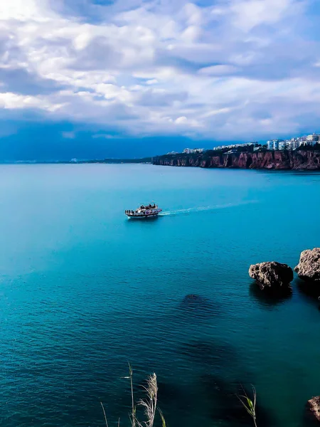 Vue Verticale Mer Entourée Rochers Bâtiments Sous Ciel Nuageux Turquie — Photo