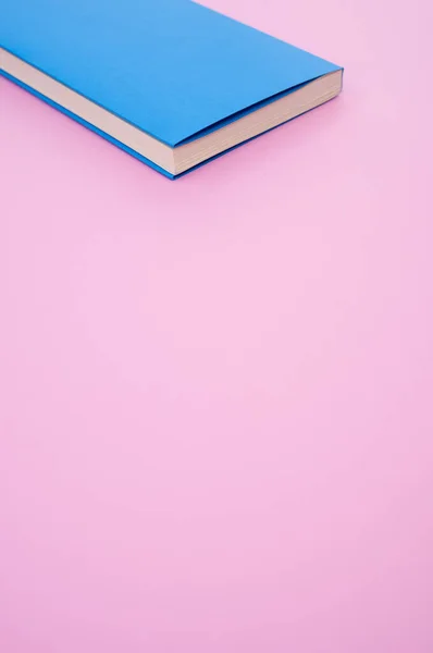 Primer Plano Libro Tapa Dura Azul Superficie Rosa Espacio Para — Foto de Stock