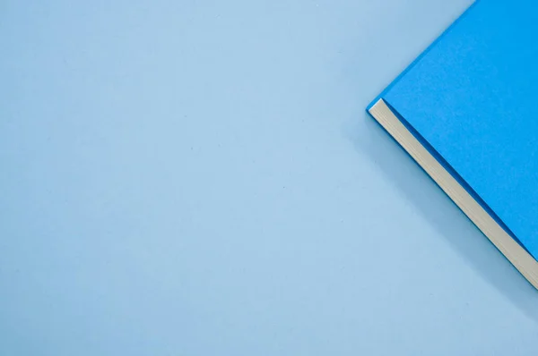 Eine Draufsicht Auf Ein Blaues Hardcover Buch Auf Blauer Oberfläche — Stockfoto