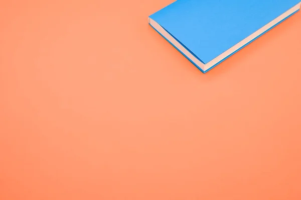 Primo Piano Libro Blu Con Copertina Rigida Sulla Superficie Arancione — Foto Stock