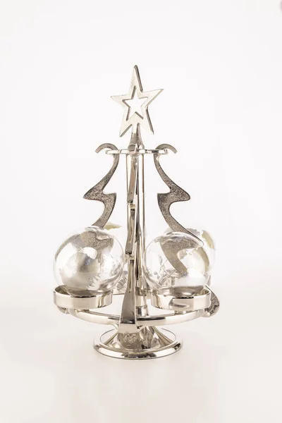 Een Verticaal Shot Van Ornamenten Een Kleine Metalen Kerstboom Geïsoleerd — Stockfoto
