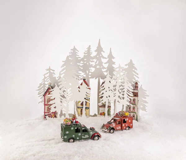 Close Pequenos Brinquedos Carro Neve Artificial Com Pequenas Árvores Natal — Fotografia de Stock