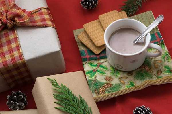 Eine Tasse Milch Mit Plätzchen Neben Weihnachtsgeschenkschachteln — Stockfoto