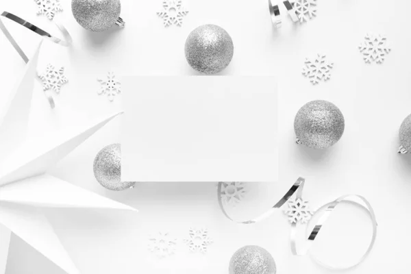 Een Closeup Van Kerstmis Zilveren Decoraties Een Witte Achtergrond — Stockfoto