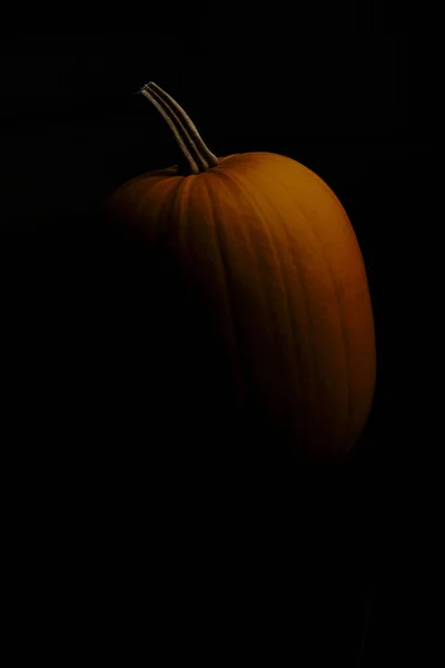 Eine Vertikale Aufnahme Eines Kürbisses Halloween Isoliert Auf Schwarzem Hintergrund — Stockfoto