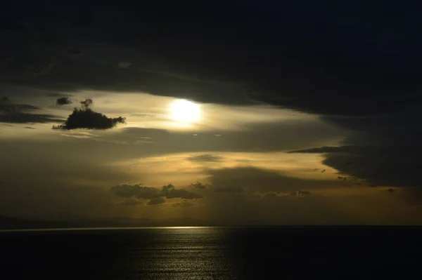 Poslední Paprsky Slunce Svítí Vodní Hladinu — Stock fotografie