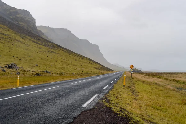 Дріт Дороги Природі Ісландії Дорожнім Знаком — стокове фото