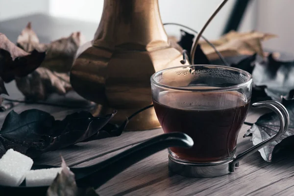 Primo Piano Una Tazza Caldo Con Cubetti Zucchero Sulla Superficie — Foto Stock