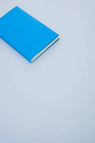 Nahaufnahme Eines Blauen Hardcover Buches Auf Der Grauen Oberfläche Raum — Stockfoto