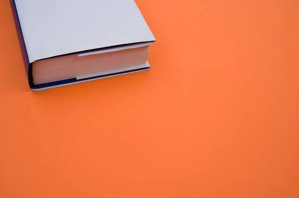 Colpo Angolo Alto Libro Una Superficie Arancione — Foto Stock