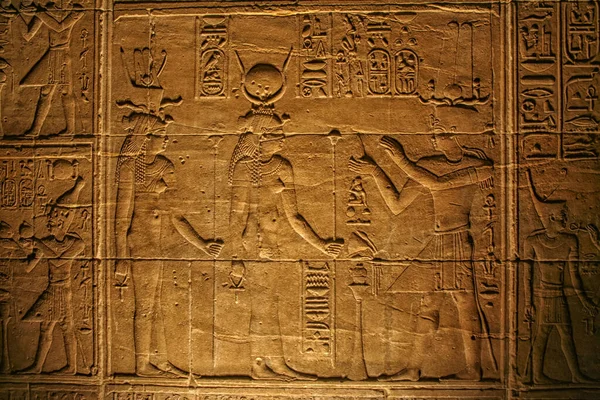 Podświetlone Egipskie Hieroglify Świątyni Izydy Philae Aswan Egipt — Zdjęcie stockowe