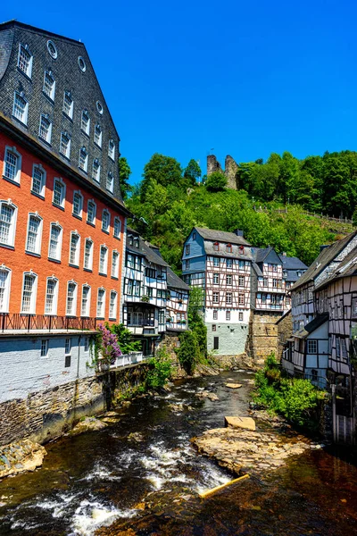 Piękne Domy Wzdłuż Rzeki Rur Historycznym Centrum Monschau Niemcy — Zdjęcie stockowe