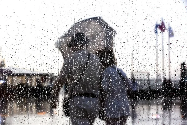 Mise Point Sélective Une Fenêtre Mouillée Avec Vue Sur Couple — Photo