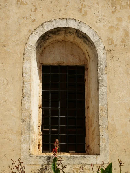 Colpo Angolo Basso Verticale Una Finestra Vecchio Edificio — Foto Stock
