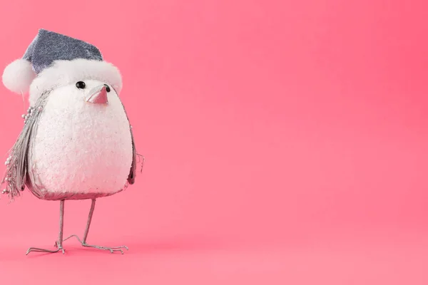 Primo Piano Simpatico Giocattolo Pinguino Con Cappello Natale Isolato Uno — Foto Stock