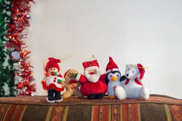 Zbliżenie Ujęcie Świątecznych Zabawek Dekoracyjnych Krawędzi Kanapy — Zdjęcie stockowe