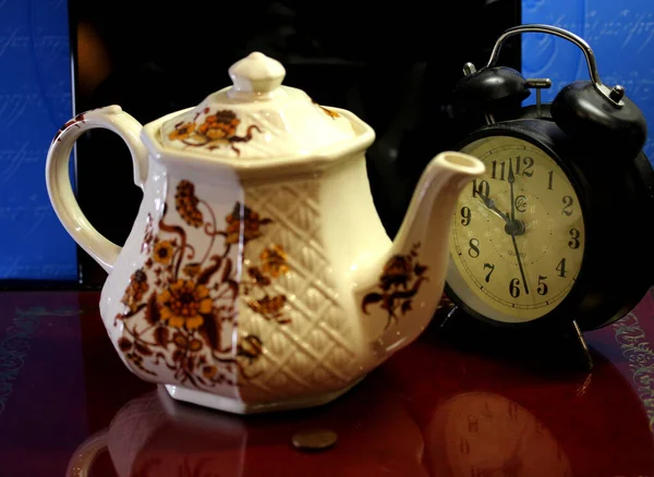 Eine Nahaufnahme Einer Alten Keramik Teekanne Auf Dem Tisch Mit — Stockfoto