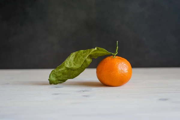 Egy Közeli Kép Narancssárga Egy Levél Asztalon Ellen Sötét Háttér — Stock Fotó