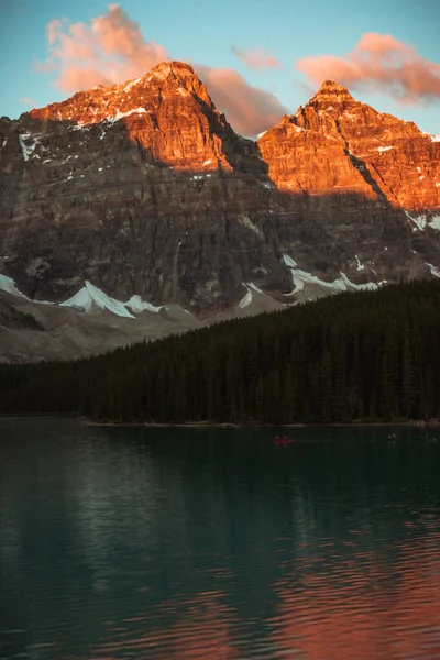 Een Verticale Opname Van Het Moraine Meer Schilderachtige Bergen Banff — Stockfoto