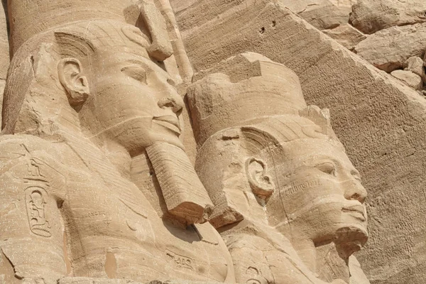 Közelkép Szobrok Ramesses Nagy Temple Ramesses Abu Simbel Komplexum Egyiptom — Stock Fotó