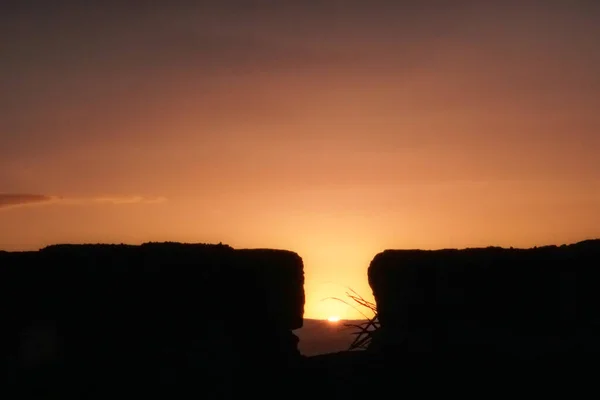 Una Hermosa Vista Pared Piedra Silueta Hierba Contra Cielo Atardecer — Foto de Stock