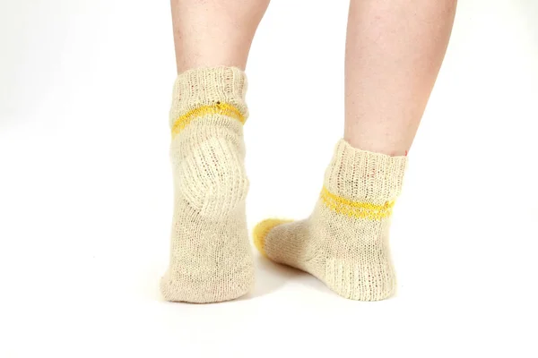 Primer Plano Los Pies Una Persona Con Calcetines Amarillos — Foto de Stock