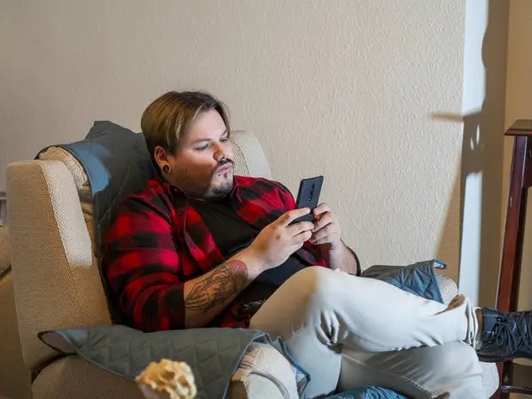 Hombre Caucásico Con Tatuajes Mirando Smartphone —  Fotos de Stock