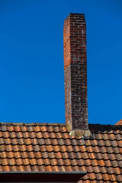 Vertikální Záběr Kachlovou Střechu Novým Komínem Proti Modré Obloze — Stock fotografie