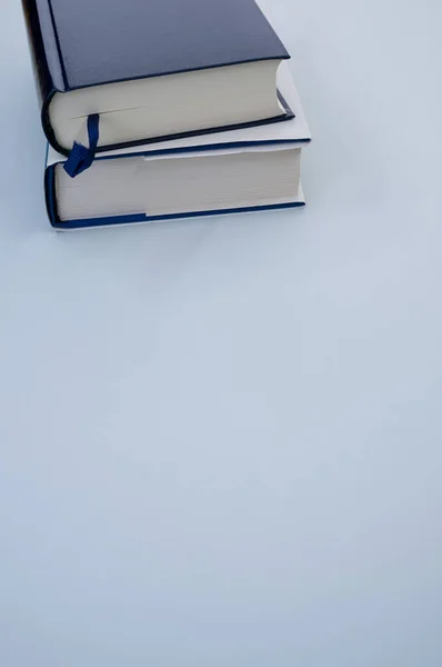 Een Verticale Top View Shot Van Blauwe Witte Boeken Geïsoleerde — Stockfoto