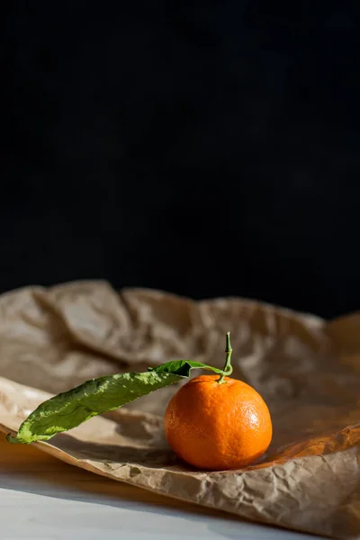 Függőleges Narancssárga Lövés Egy Papírzacskón Sötét Háttérrel — Stock Fotó