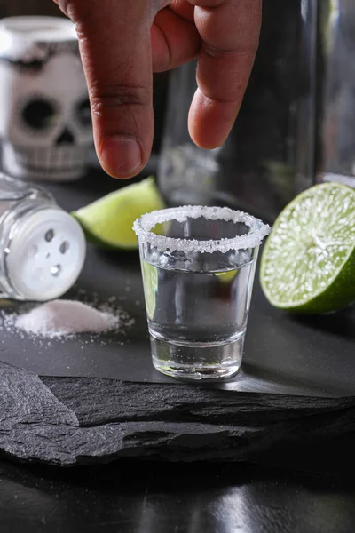 Een Hand Die Zoute Tequila Jigger Pakt — Stockfoto