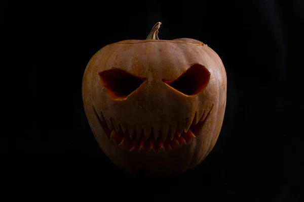 Tiro Close Abóbora Halloween Com Rosto Feliz Fundo Escuro — Fotografia de Stock