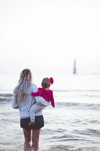 Vertikální Záběr Matky Jak Drží Své Dítě Dívá Mořský Horizont — Stock fotografie