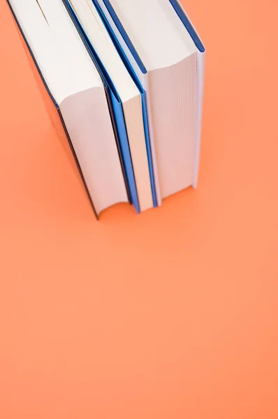 Close Dos Livros Capa Dura Superfície Laranja Espaço Para Texto — Fotografia de Stock