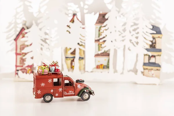 Pequeno Brinquedo Carro Vermelho Com Ornamentos Mesa Com Decorações Natal — Fotografia de Stock