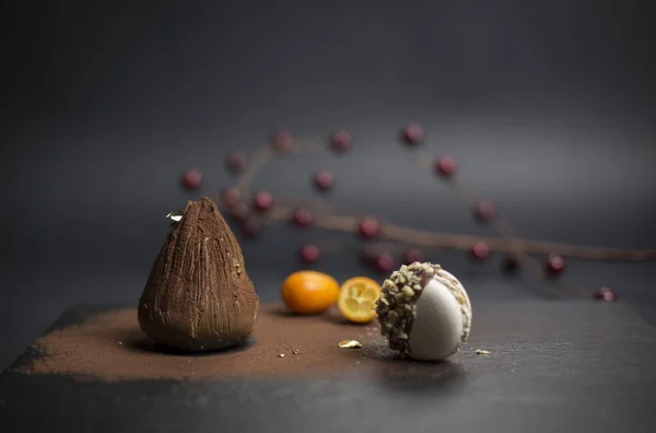 Primer Plano Una Trufa Chocolate Macarrón Sobre Mesa —  Fotos de Stock