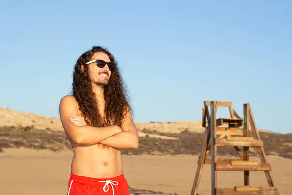 Primer Plano Joven Atractivo Con Pelo Largo Rizado Usando Gafas —  Fotos de Stock