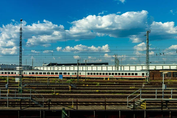 Пейзаж Поезда Железнодорожной Станции Облачным Небом — стоковое фото