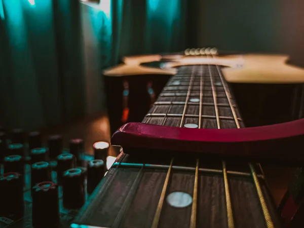 Close Uma Guitarra Com Mixer Som Fundo Embaçado — Fotografia de Stock