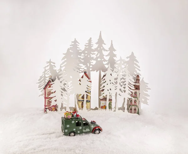Маленькая Зеленая Игрушечная Машинка Орнаментами Белой Поверхности Елками Рождественскими Украшениями — стоковое фото