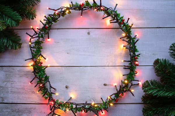 Tiro Luces Navidad Envuelto Una Rama Abeto Una Valla Madera — Foto de Stock