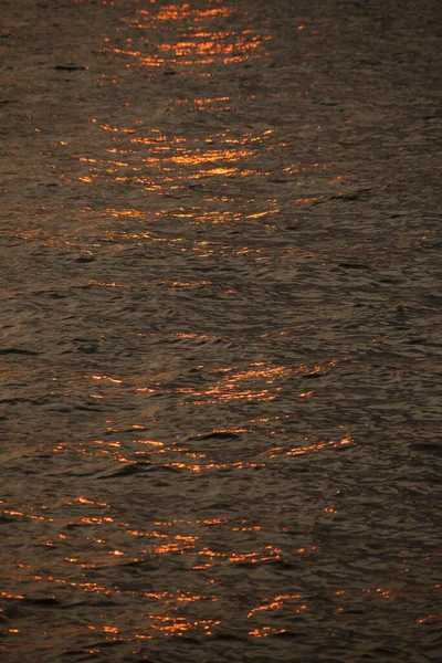 Eine Vertikale Aufnahme Der Reflexion Des Sonnenuntergangs Auf Dem Ozean — Stockfoto